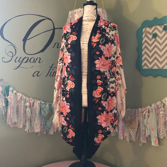 Anthropologie Accessories - Anthropologie Akemi + Kin floral cocoon OS